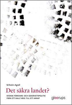 Omslag: Det säkra landet? : Svensk försvars- och säkerhetspolitik från ett kallt krig till ett annat