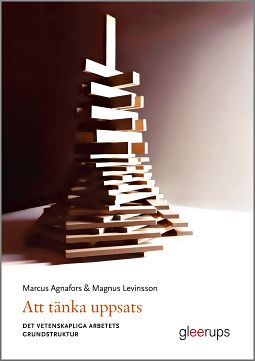 Omslag: Att tänka uppsats : det vetenskapliga arbetets grundstruktur