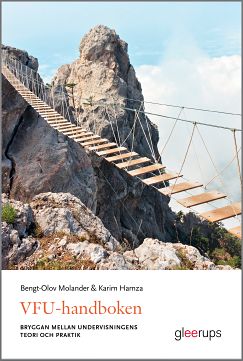 Omslag: VFU-handboken : bryggan mellan undervisningens teori och praktik